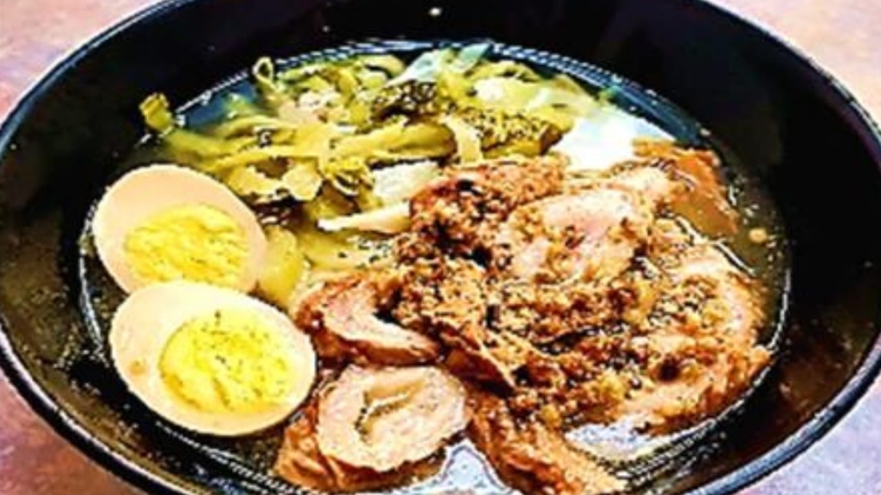 Pork Intestine Noodles 酸菜大腸麵.